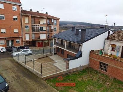 Außenansicht von Wohnung zum verkauf in Navarrete mit Heizung, Parkett und Balkon