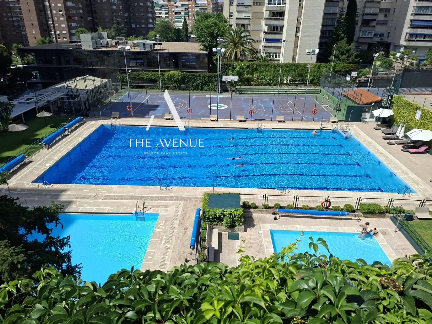 Piscina de Piso en venta en Madrid con Aire acondicionado, Calefacción y Jardín privado