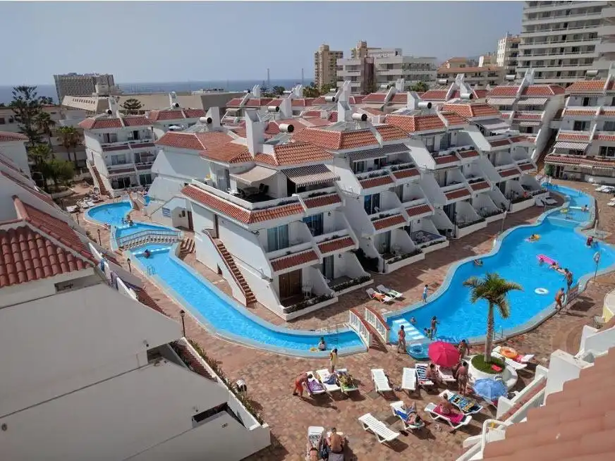 Vista exterior de Pis en venda en Arona amb Jardí privat, Terrassa i Piscina comunitària