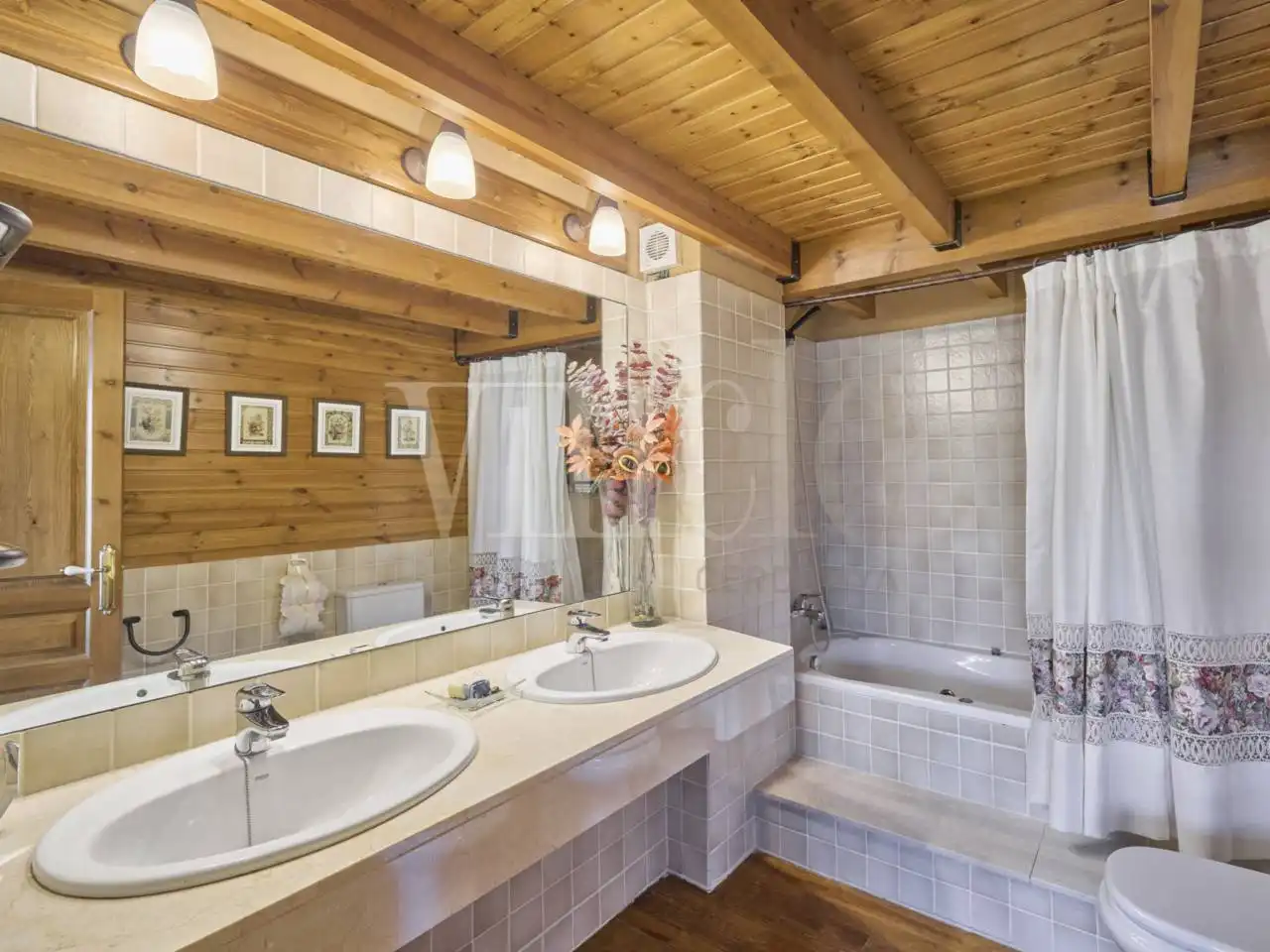 Bany de Casa o xalet en venda en Fontanals de Cerdanya amb Calefacció, Jardí privat i Parquet