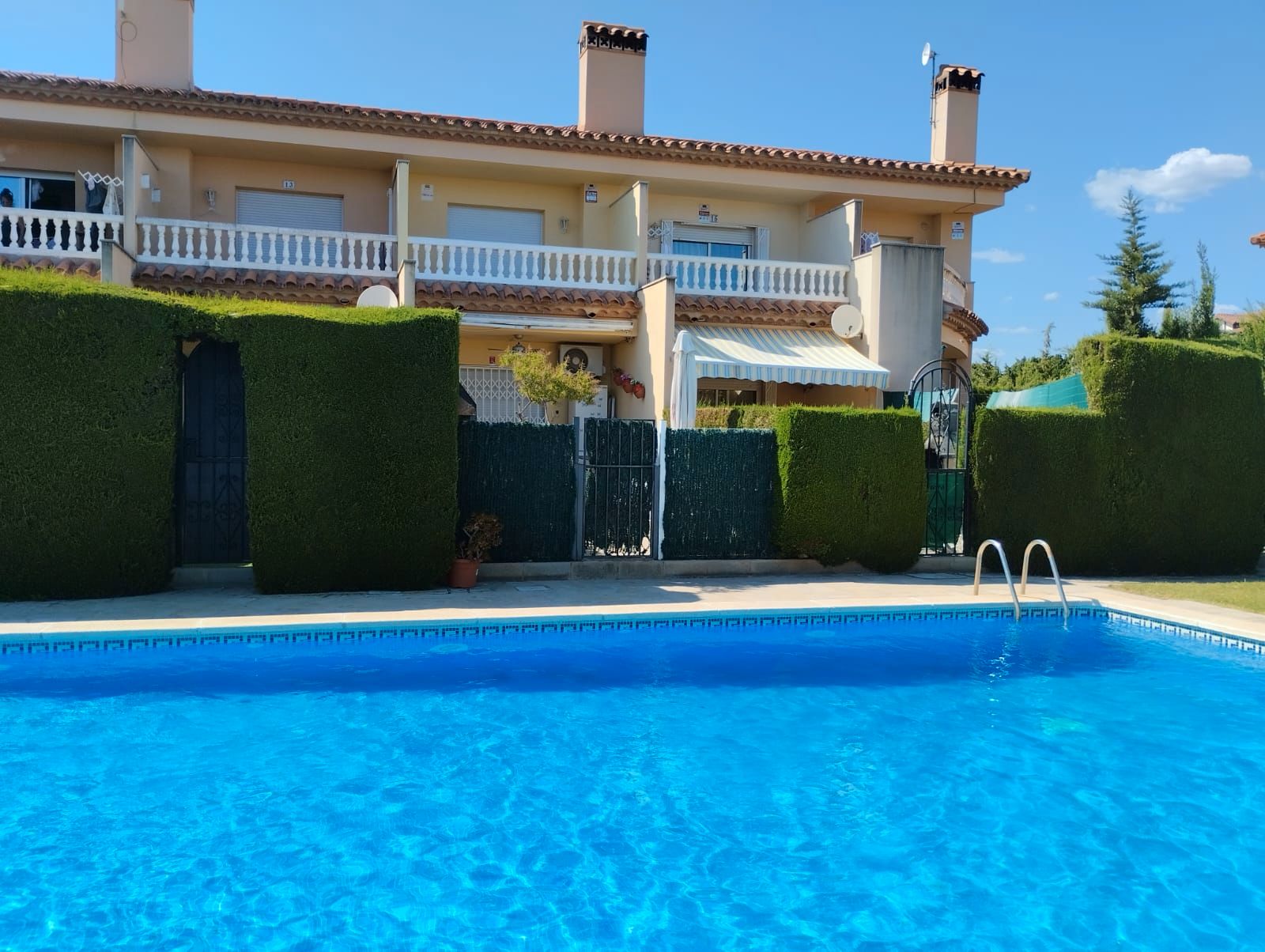 Piscina de Casa adosada en venda en Mont-roig del Camp amb Aire condicionat, Calefacció i Jardí privat