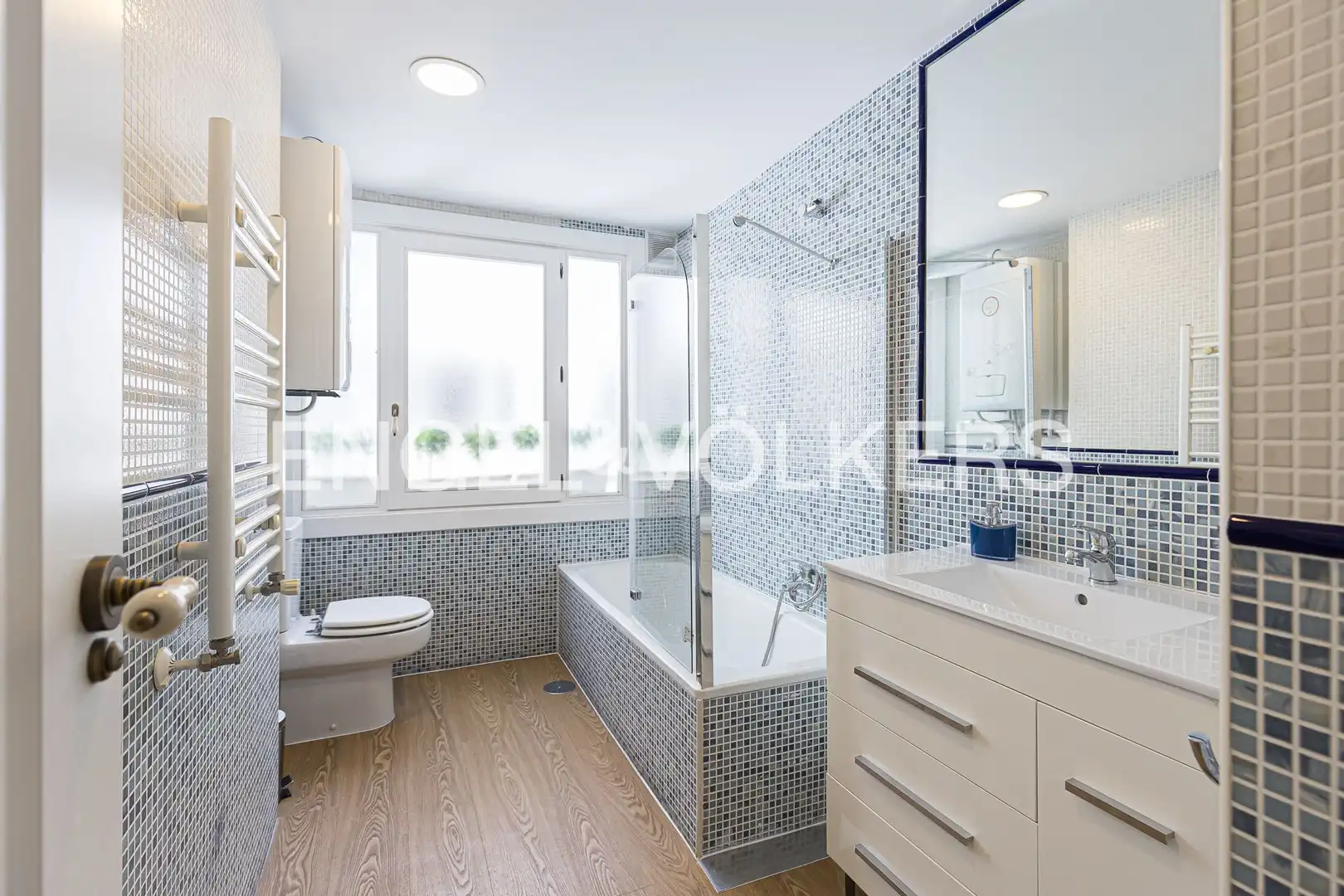 Bathroom of Flat for rent in Madrid  with Air Conditioner, Heating and Balcony