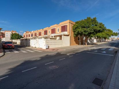 Vista exterior de Casa o xalet en venda en  Almería Capital amb Aire condicionat, Calefacció i Jardí privat