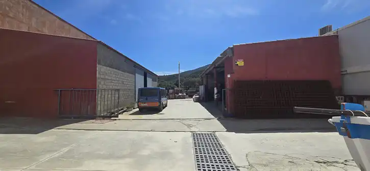 Außenansicht von Fabrikhallen zum Verkauf in Cadaqués