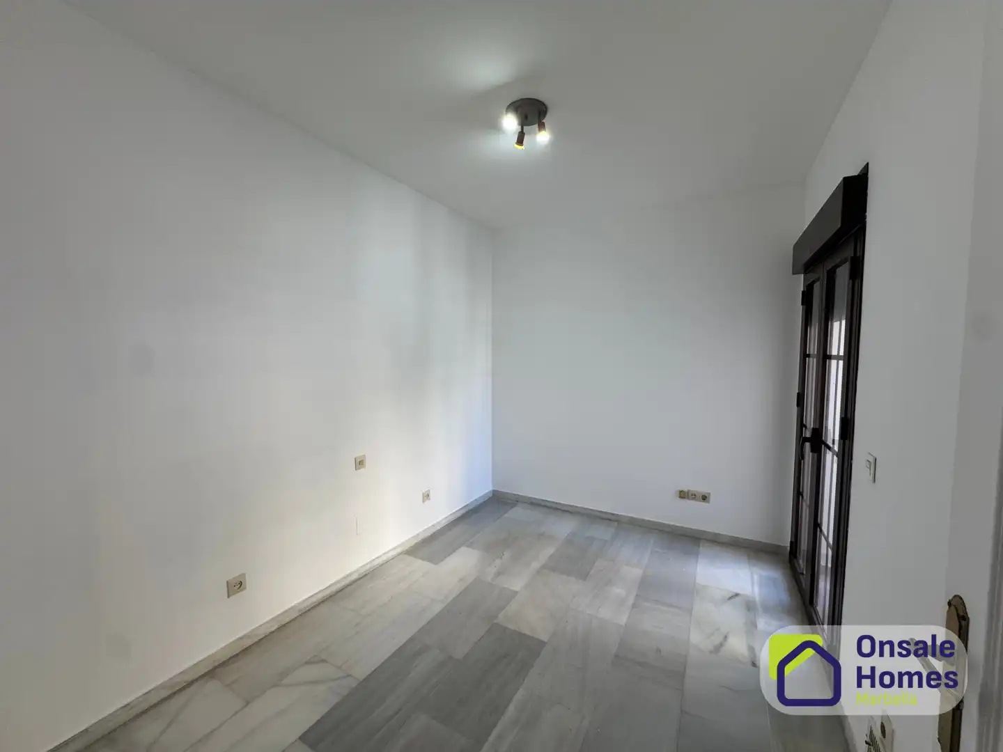 Casa adosada en venta en Marbella con Terraza, Balcón y Alarma