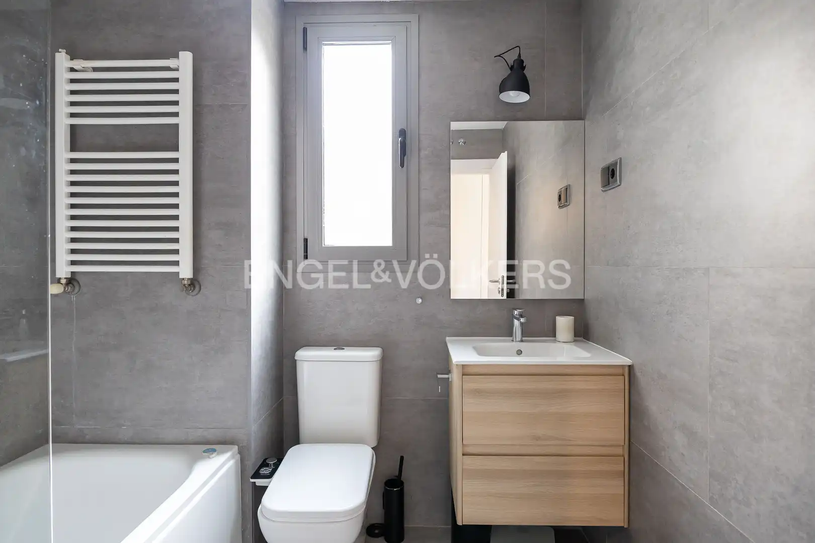 Bathroom of Ground floor for rent in Madrid  with Air Conditioner, Heating and Private garden