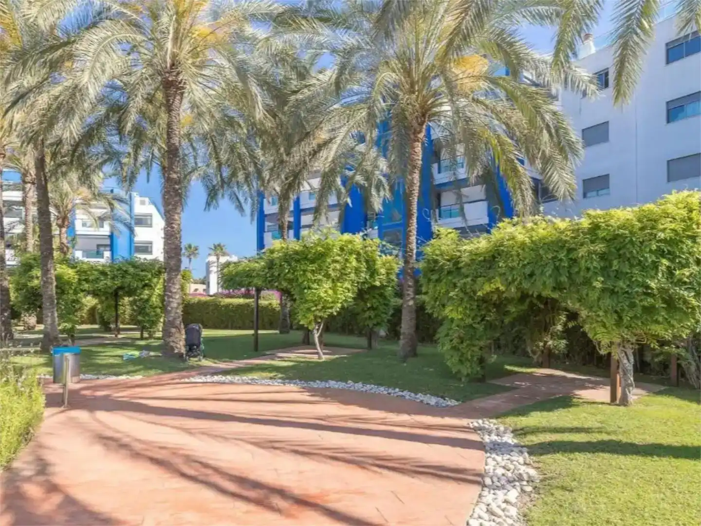Außenansicht von Wohnungen zur Miete in Santa Eulària des Riu mit Klimaanlage und Schwimmbad
