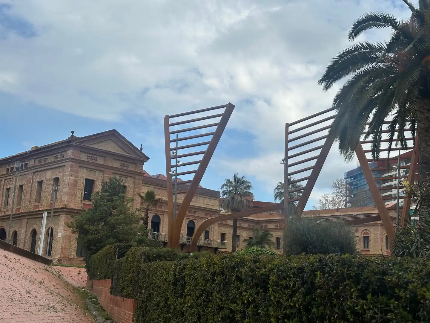 Vista exterior de Edificio en venta en Barcelona con Alarma