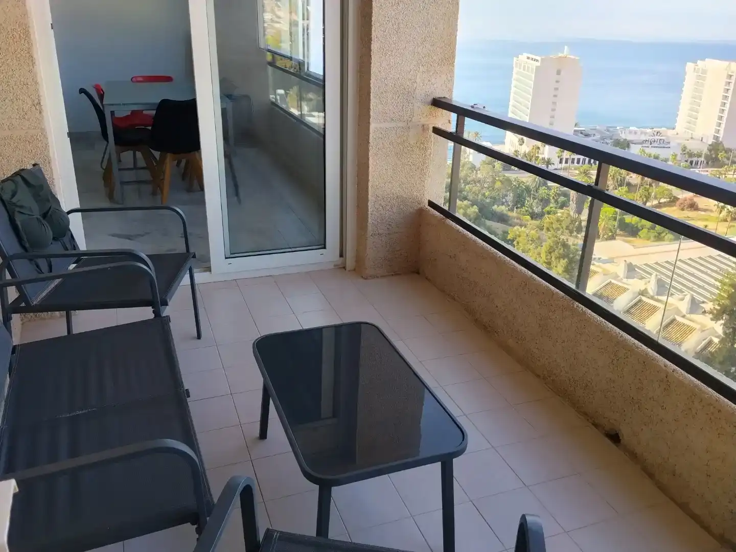 Terrasse von Wohnungen zur Miete in Benalmádena mit Schwimmbad und Balkon