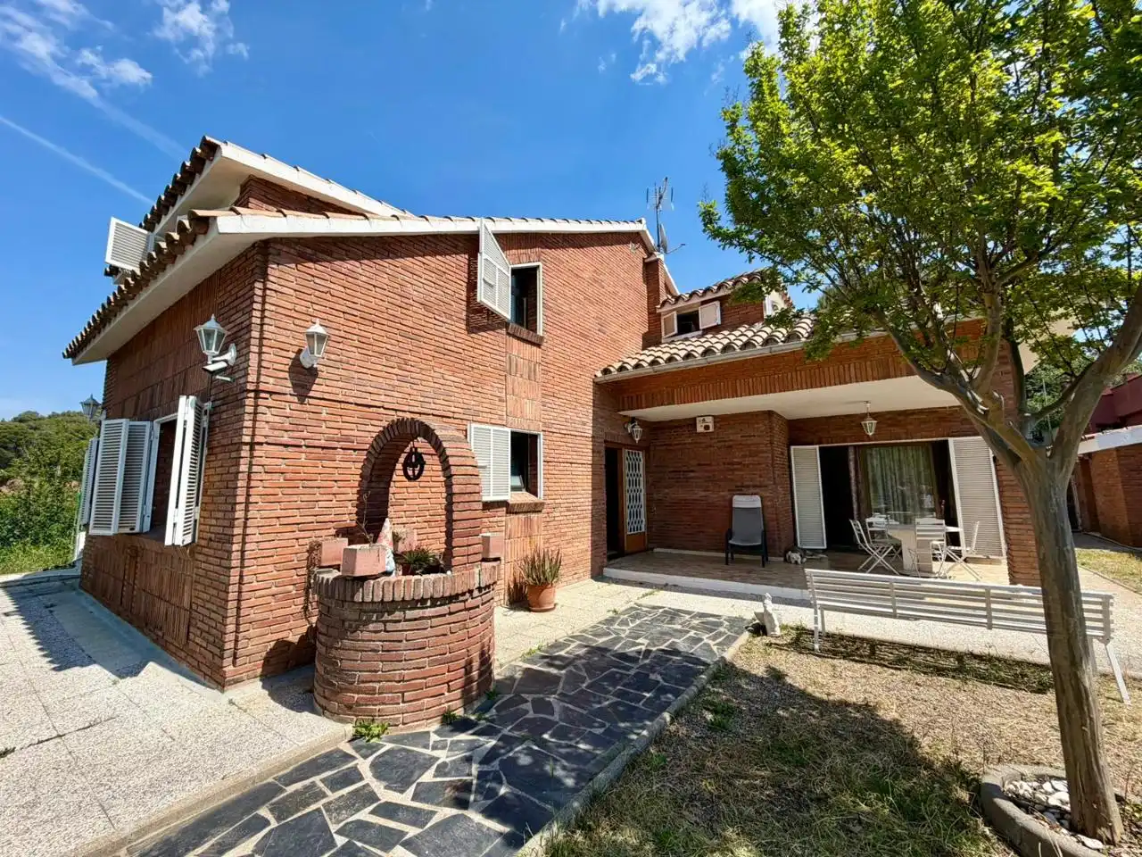 Vista exterior de Casa o xalet en venda en Montcada i Reixac amb Aire condicionat, Calefacció i Jardí privat