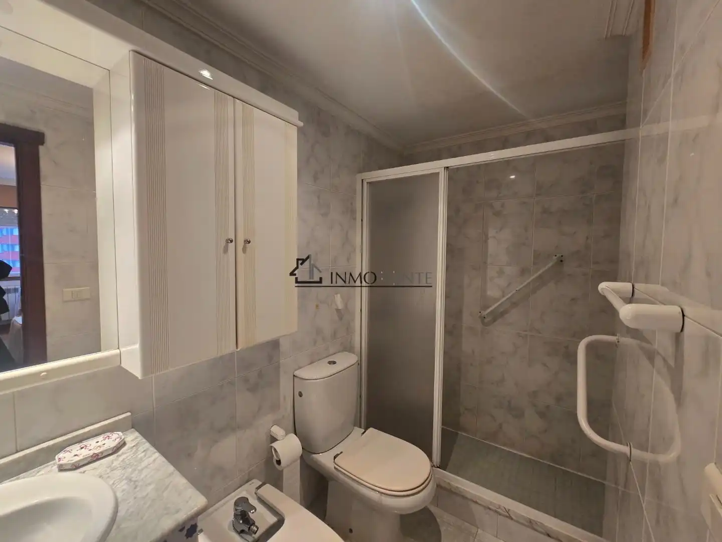 Bathroom of Flat for rent in Pontevedra Capital   with Heating, Oven and Washing machine