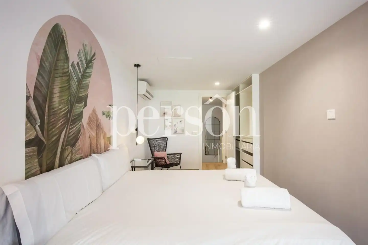 Schlafzimmer von Erdgeschoss zur Miete in Valencia mit Klimaanlage, Terrasse und Schwimmbad