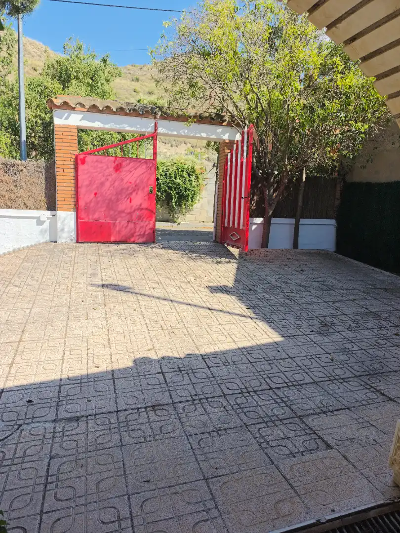 Aparcament de Casa o xalet en venda en Cadrete amb Aire condicionat, Jardí privat i Terrassa
