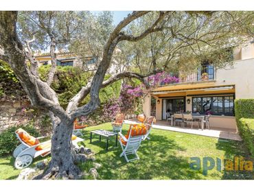 Casa amb jardí en venda a Calle de la Brisa