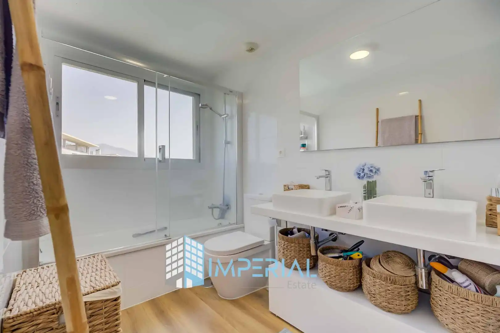 Bathroom of Flat for sale in Fuengirola  with Air Conditioner, Heating and Terrace