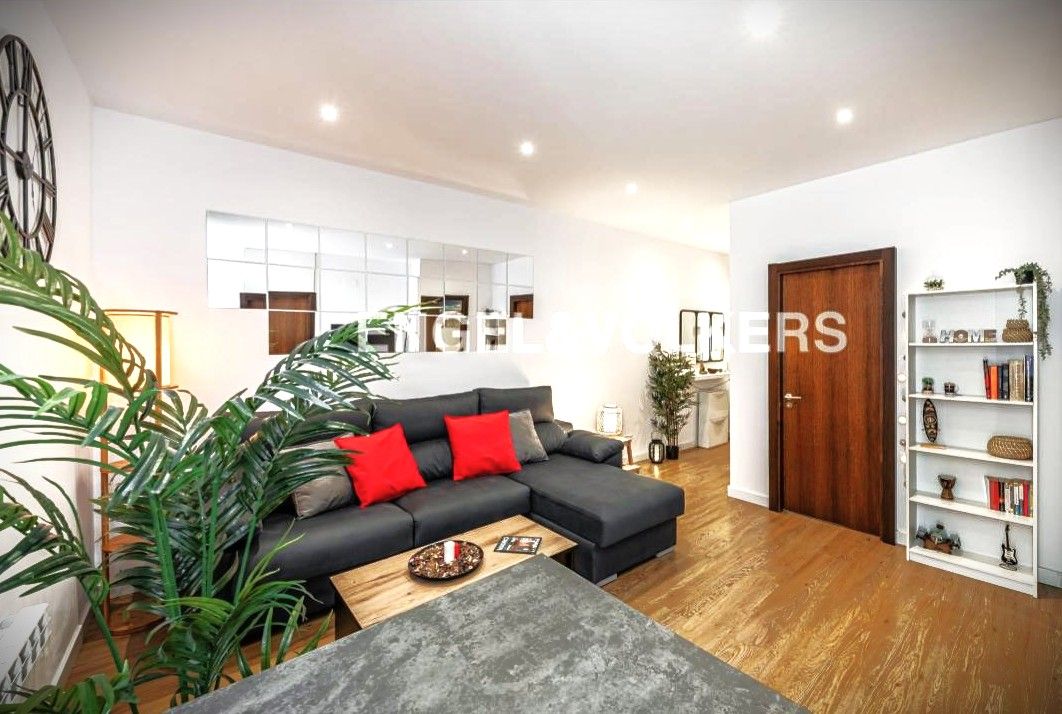 Sala d'estar de Apartament de lloguer en  Madrid Capital amb Aire condicionat, Calefacció i Moblat