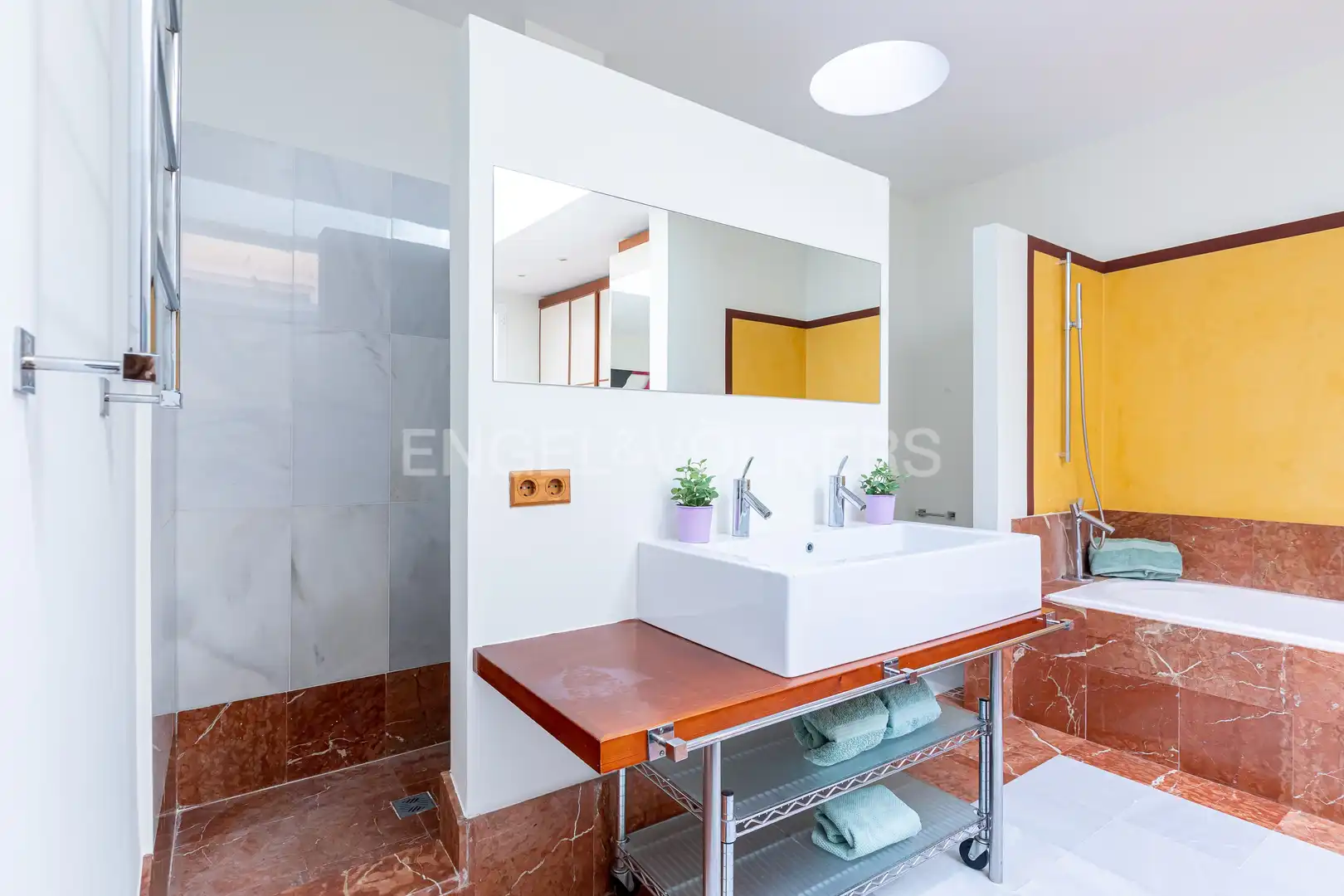 Bathroom of Attic for sale in Sevilla  with Air Conditioner, Heating and Terrace