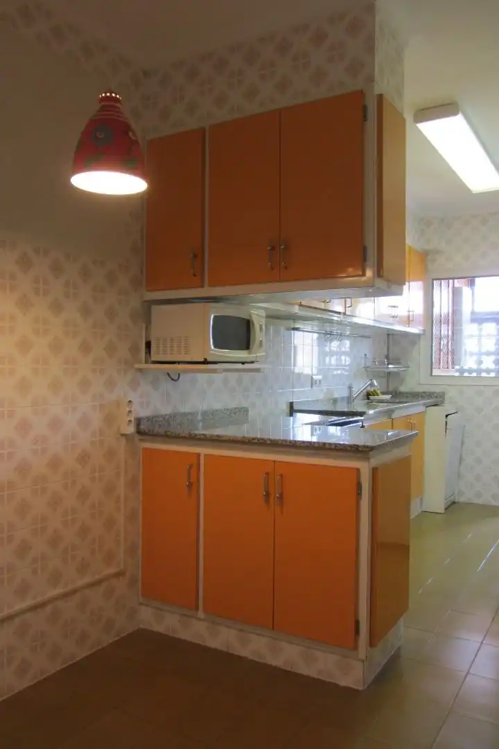 Cocina de Piso de alquiler en Girona con Aire acondicionado, Calefacción y Lavadora