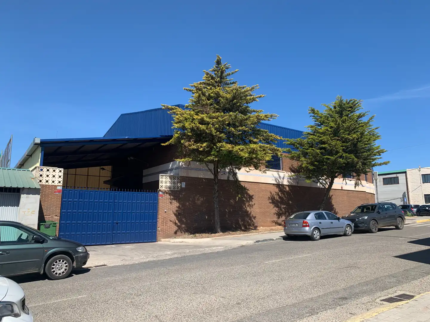 Außenansicht von Fabrikhallen zum Verkauf in Ciudad Real mit Alarm