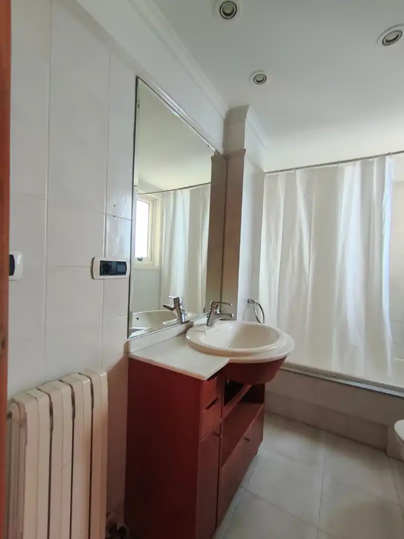 Badezimmer von Wohnung zur Miete in A Coruña Capital  mit Heizung, Parkett und Ofen