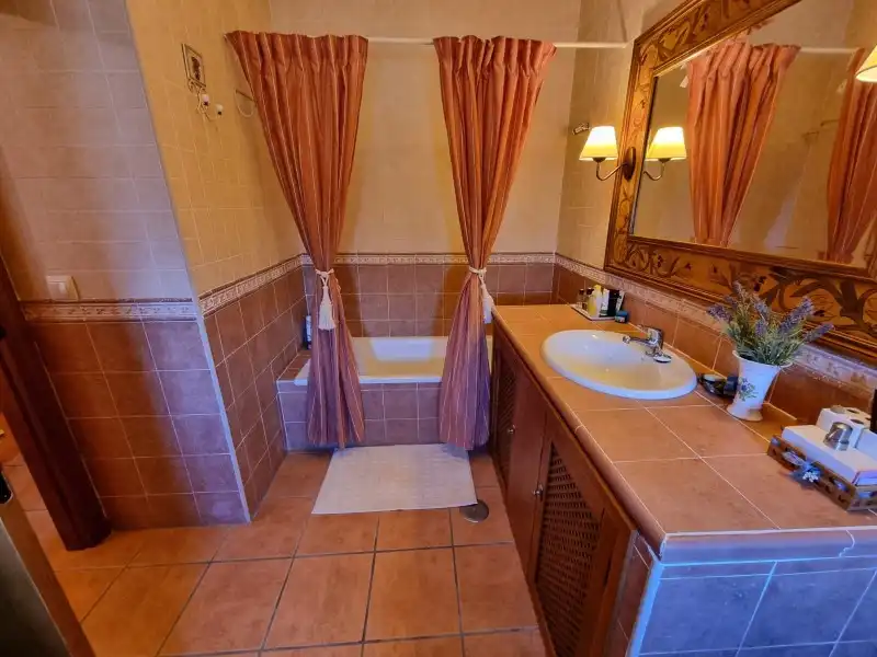 Bany de Casa o xalet en venda en Valdastillas amb Aire condicionat, Calefacció i Terrassa