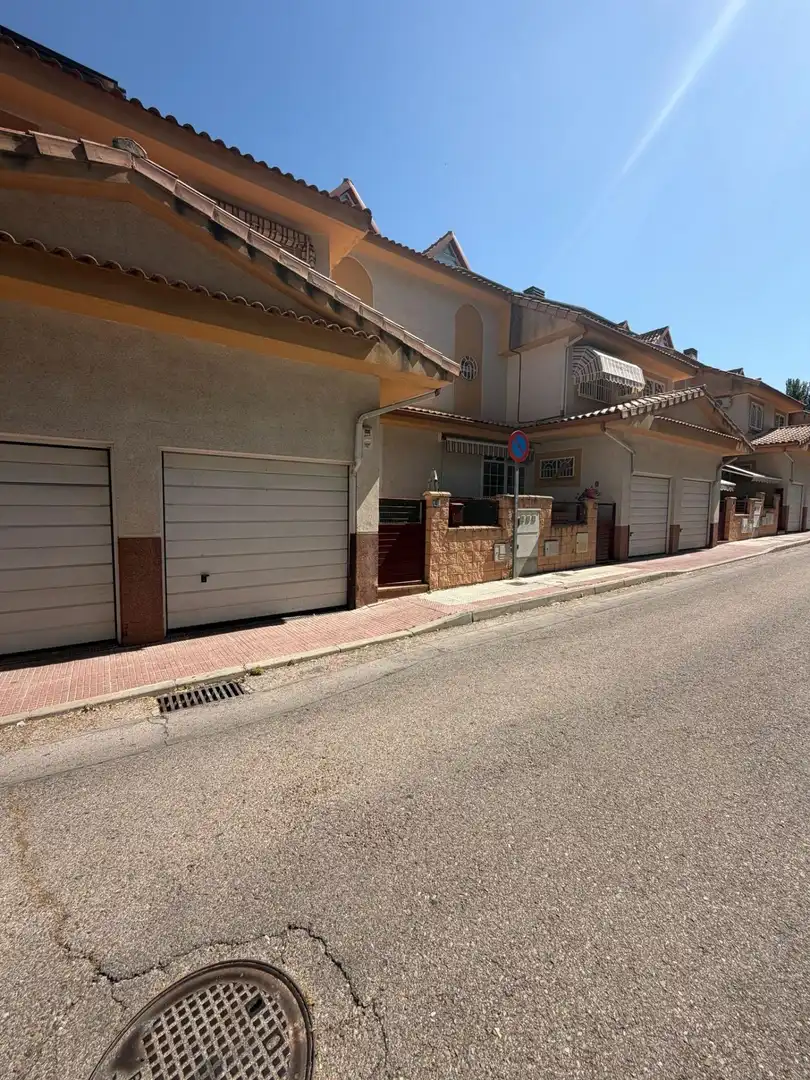 Casa adosada en venta en Villalbilla pueblo