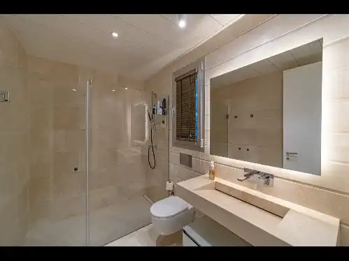 Bany de Casa o xalet en venda en Marbella amb Aire condicionat, Terrassa i Piscina