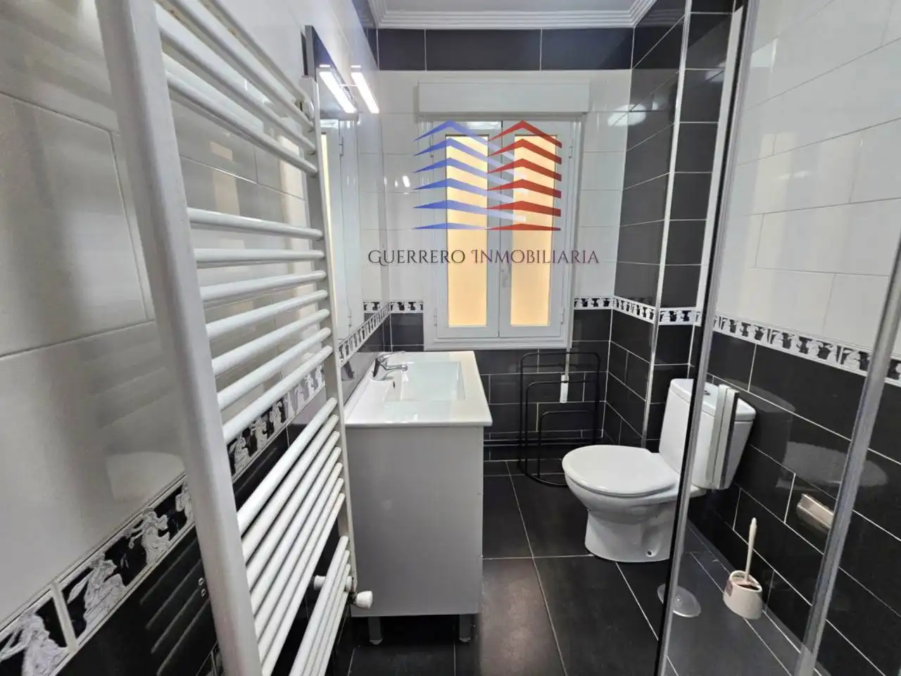 Badezimmer von Wohnungen zur Miete in Ourense Capital  mit Heizung, Parkett und Möbliert