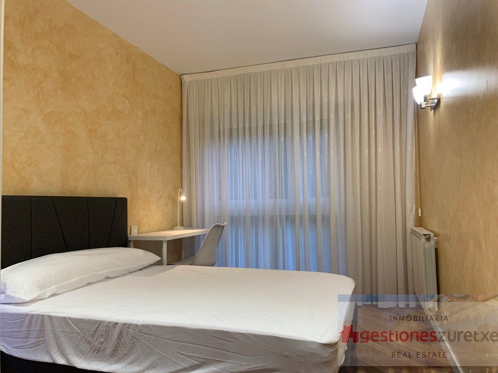 Dormitori de Pis per a compartir en Bilbao  amb Moblat, Forn i Rentadora