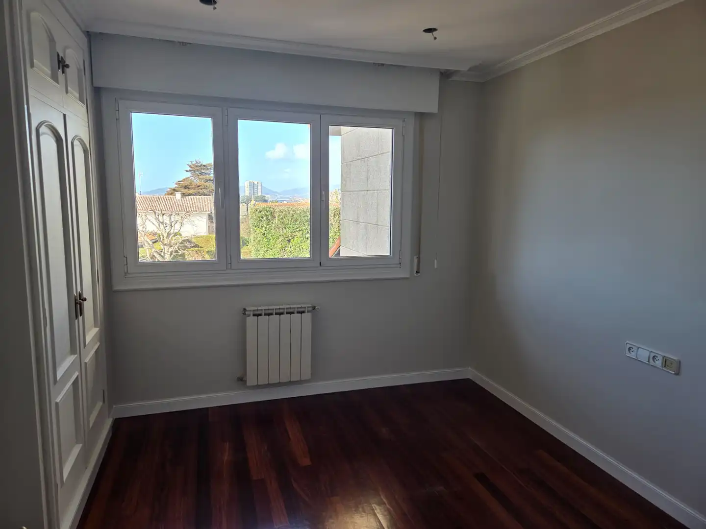 Dormitori de Casa adosada en venda en Vigo  amb Calefacció, Jardí privat i Parquet