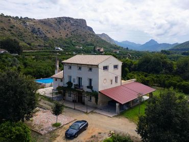 Country house with balcony for sale in Calle Polígono 57
