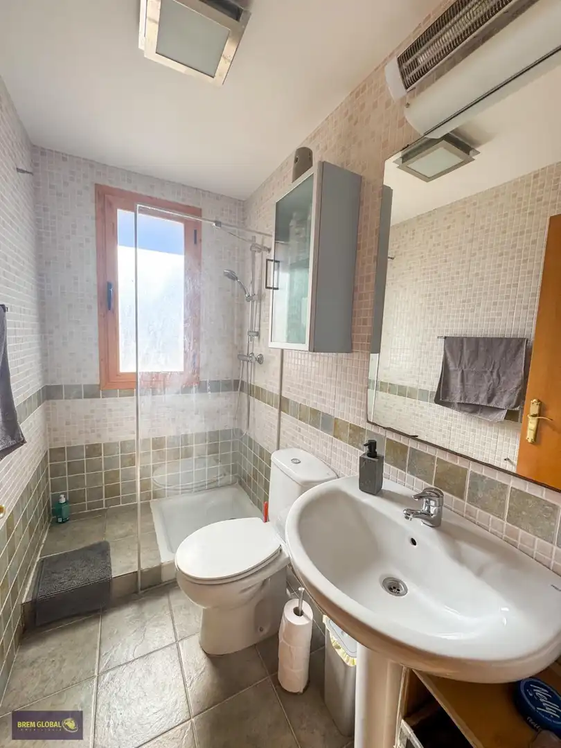 Baño de Casa adosada en venta en Lozoyuela-Navas-Sieteiglesias con Calefacción, Jardín privado y Terraza