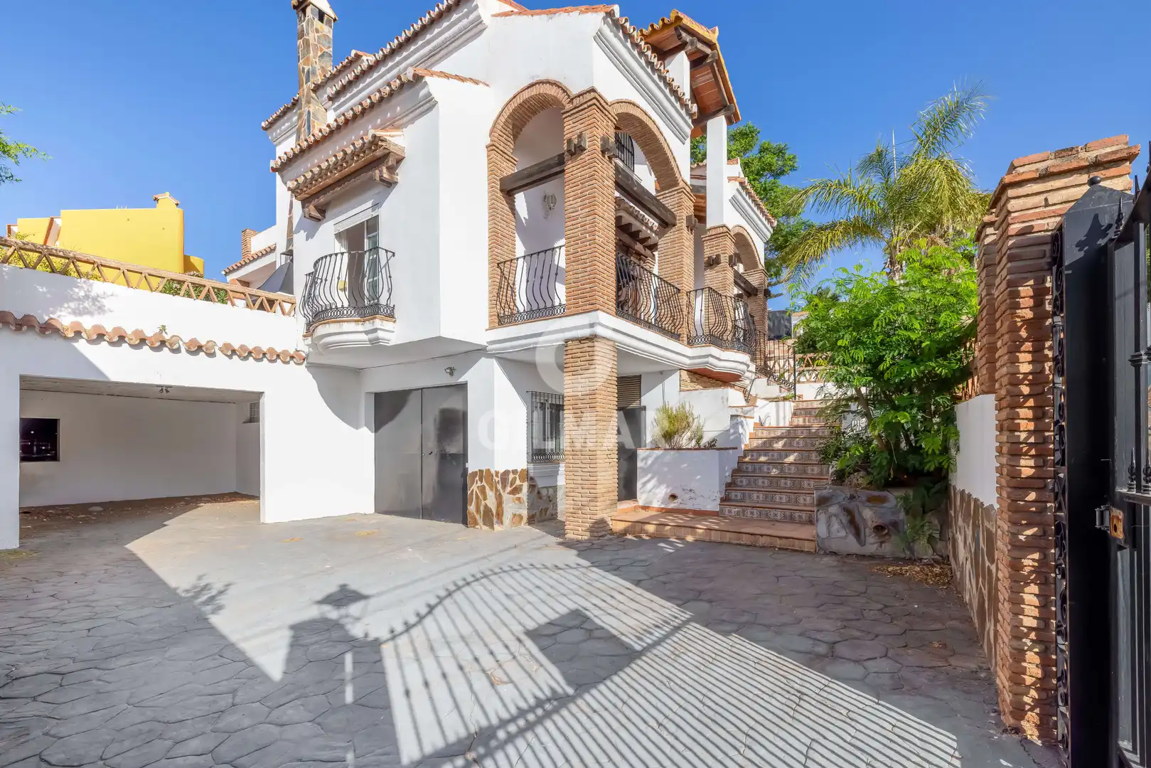 Vista exterior de Casa o chalet en venta en Benalmádena con Calefacción, Jardín privado y Piscina