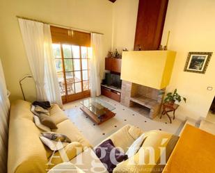 Sala d'estar de Casa o xalet en venda en Palau-solità i Plegamans amb Jardí privat