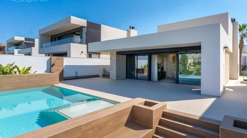 Chalet en primera línea de golf de una sola planta con sótano y piscina privada en La Finca Golf