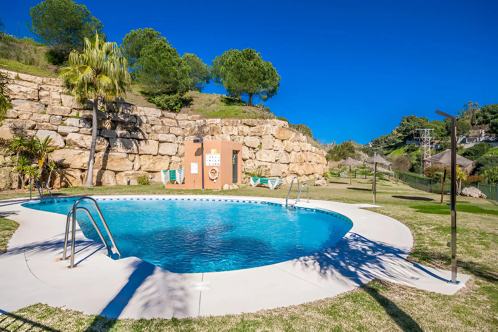 Piscina de Ático en venta en Marbella con Terraza y Amueblado
