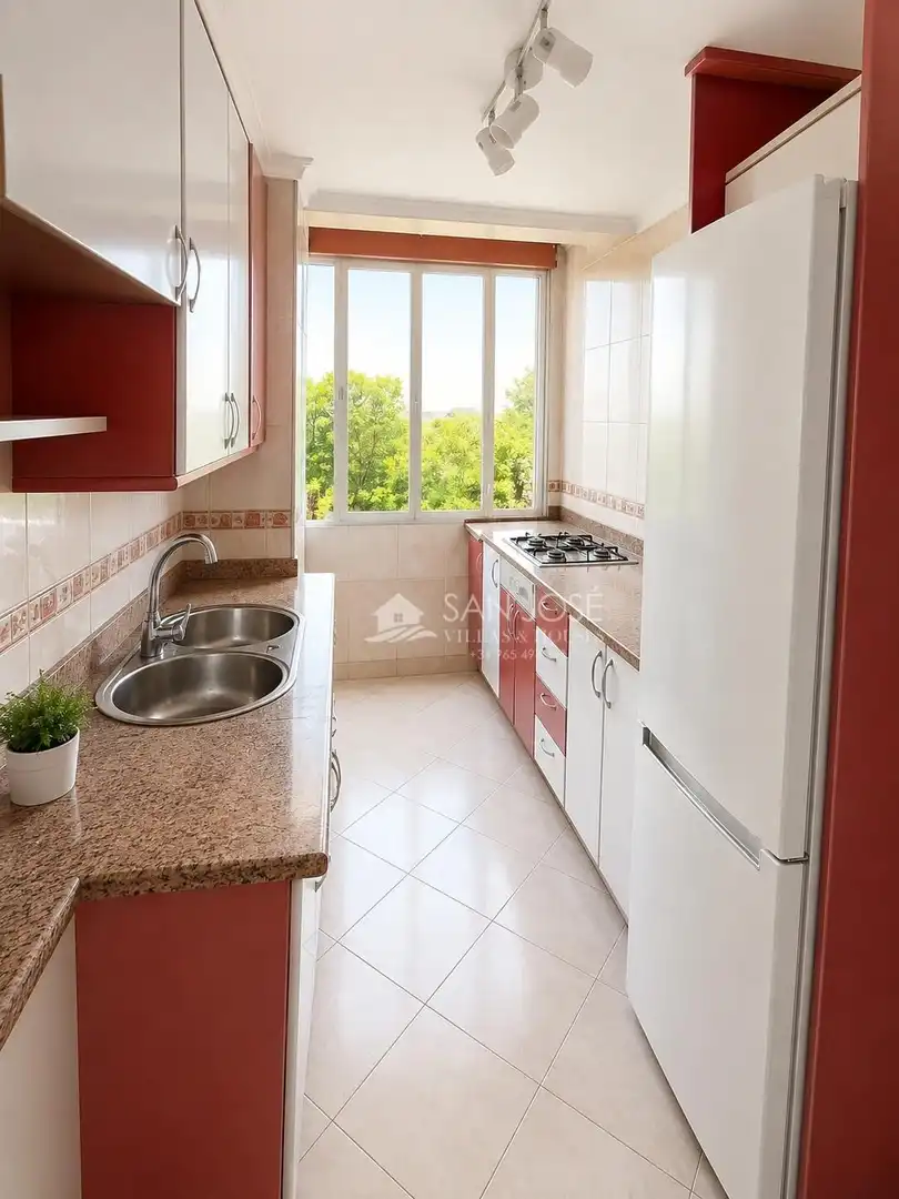 Cocina de Piso en venta en Sevilla con Terraza y Alarma