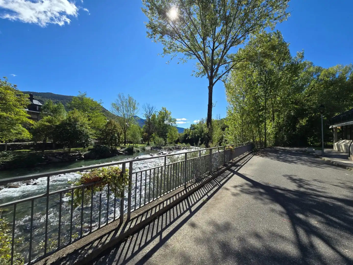 Vista exterior de Pis en venda en Broto, Huesca