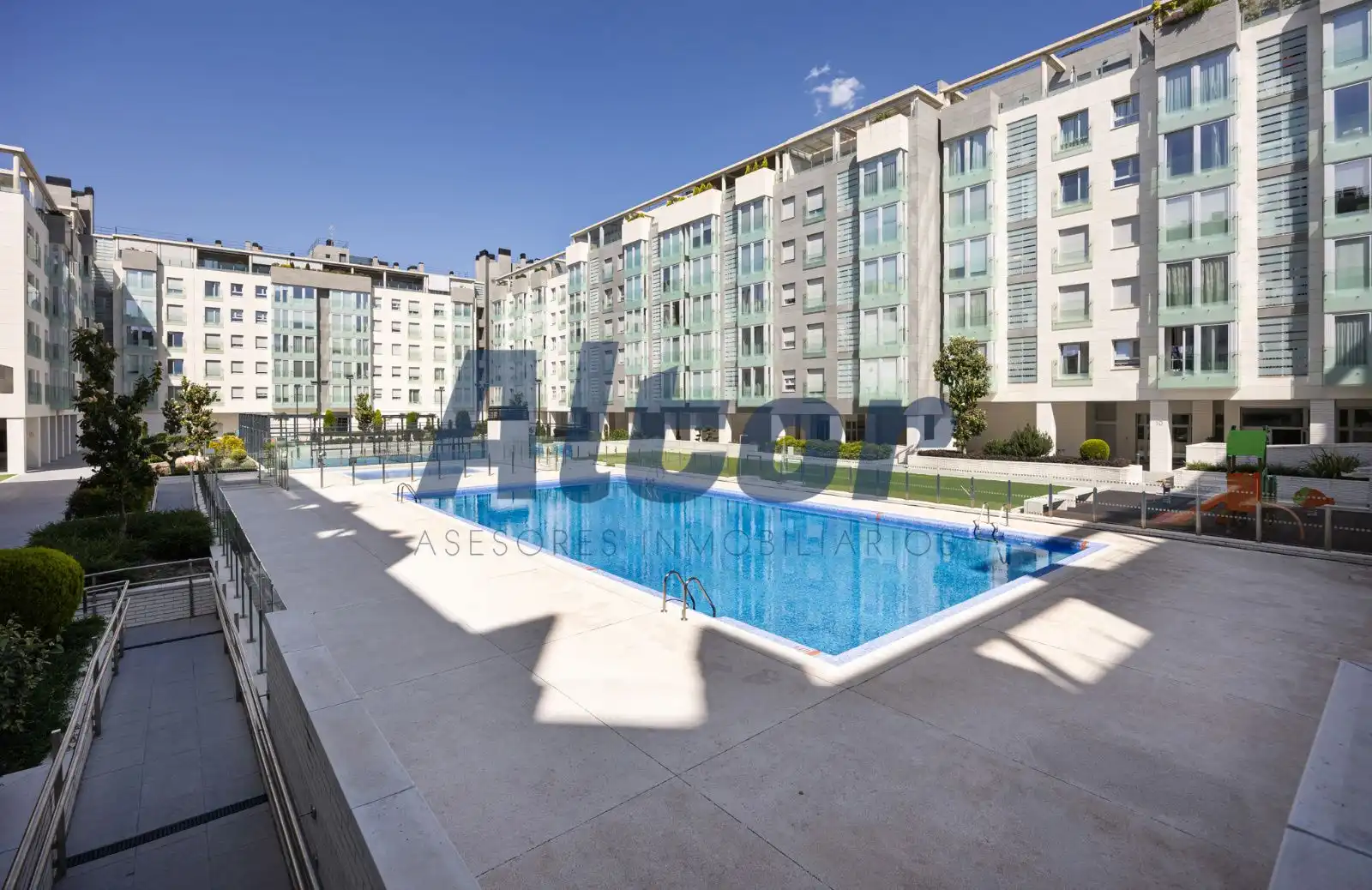 Schwimmbecken von Wohnung zum Verkauf in Madrid mit Klimaanlage, Abstellraum und Schwimmbad