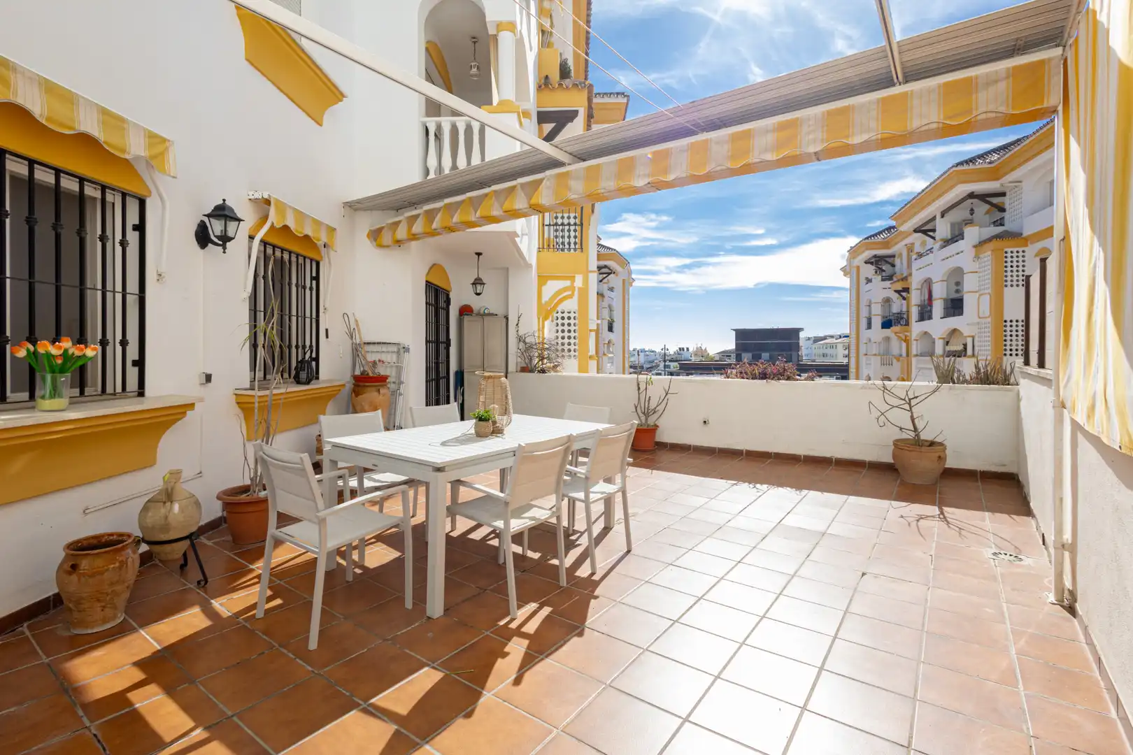 Außenansicht von Wohnungen zum Verkauf in Marbella mit Klimaanlage, Terrasse und Möbliert