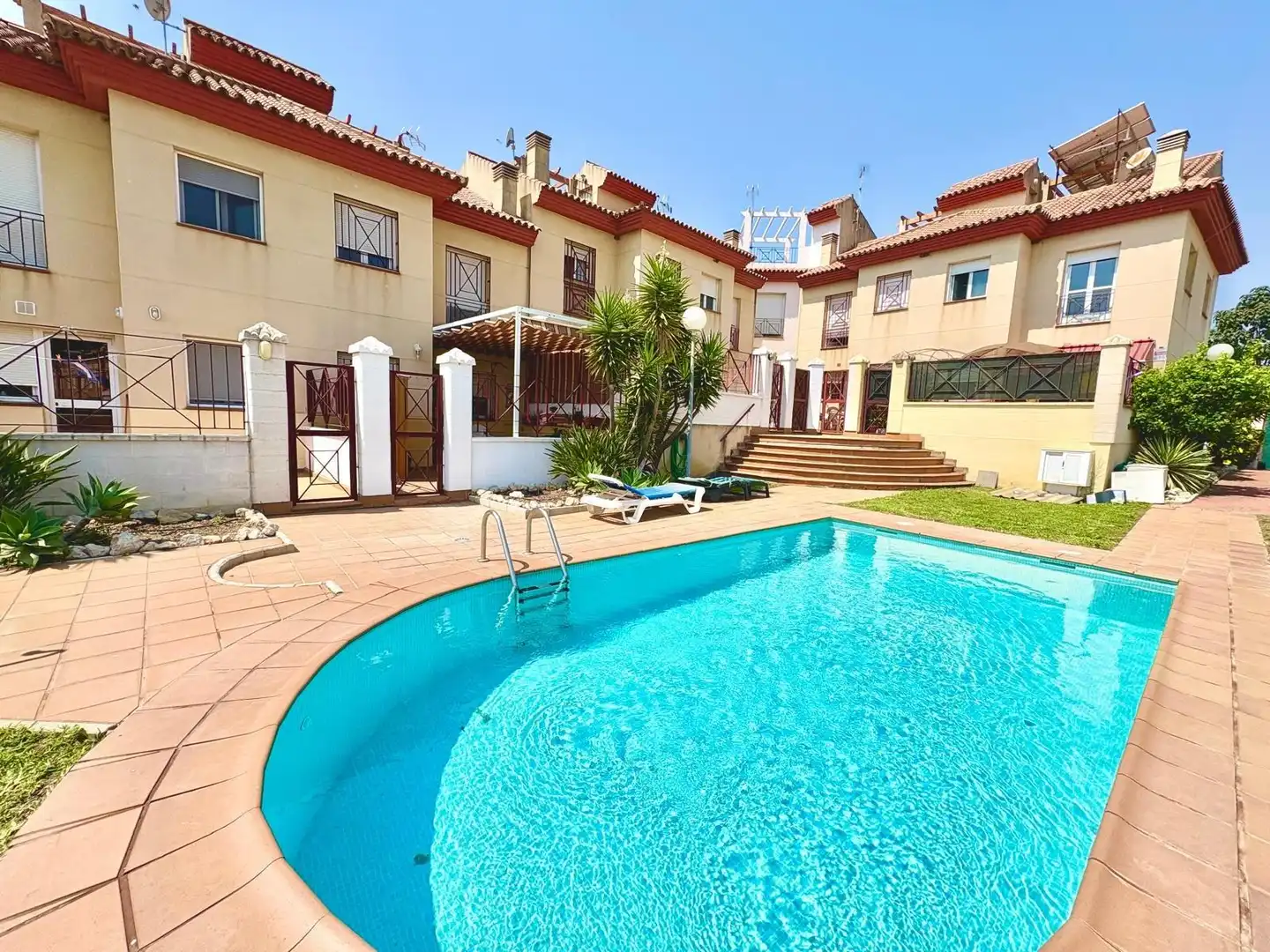 Vista exterior de Casa adosada en venda en Vélez-Málaga amb Aire condicionat, Jardí privat i Terrassa