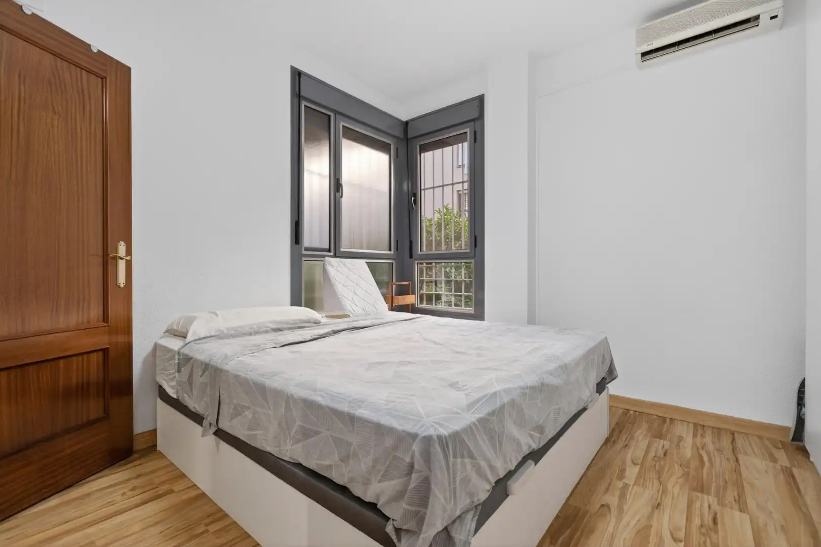Habitación de Piso en venta en Sevilla con Aire acondicionado, Terraza y Piscina comunitaria