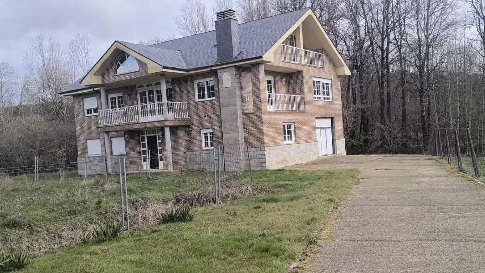 Außenansicht von Country house zum Verkauf in Quintana del Castillo mit Heizung, Terrasse und Balkon