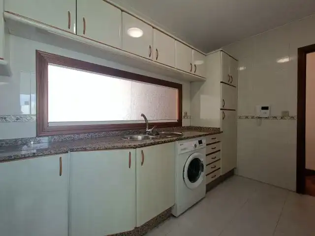 Kitchen of Flat for sale in Vigo   with Heating, Parquet flooring and Oven