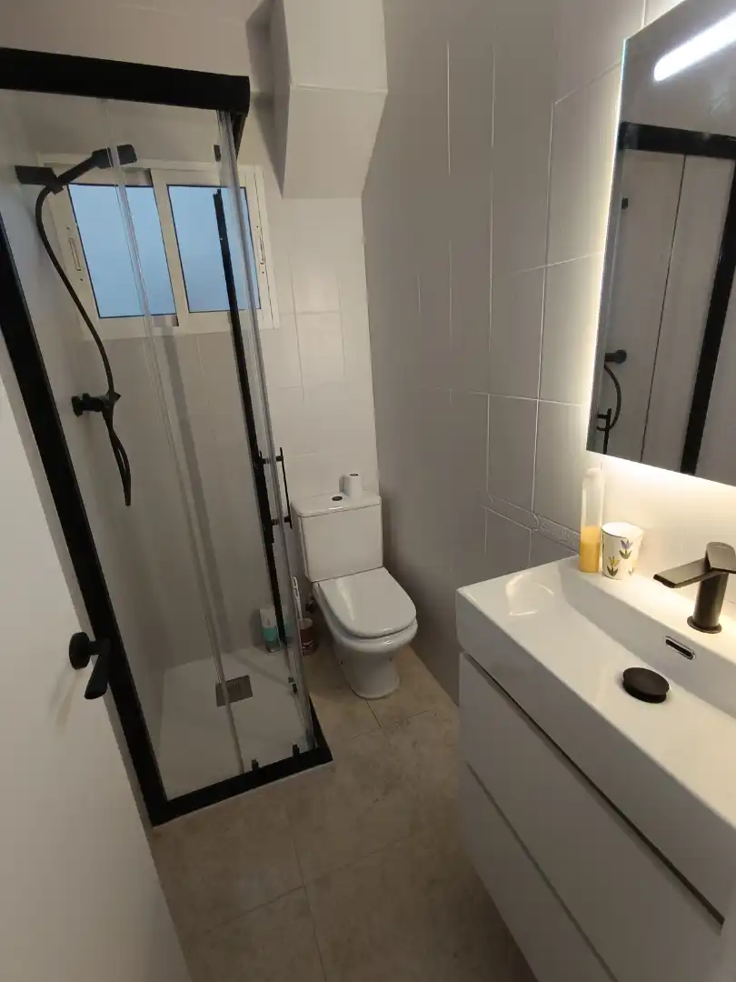 Badezimmer von Wohnung zur Miete in Alicante / Alacant mit Möbliert, Waschmaschine und Mikrowelle