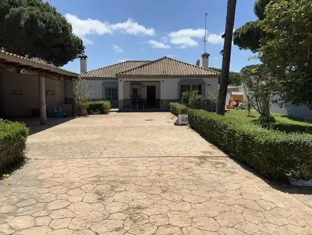 Vista exterior de Casa o xalet de lloguer en Chiclana de la Frontera amb Aire condicionat, Jardí privat i Terrassa