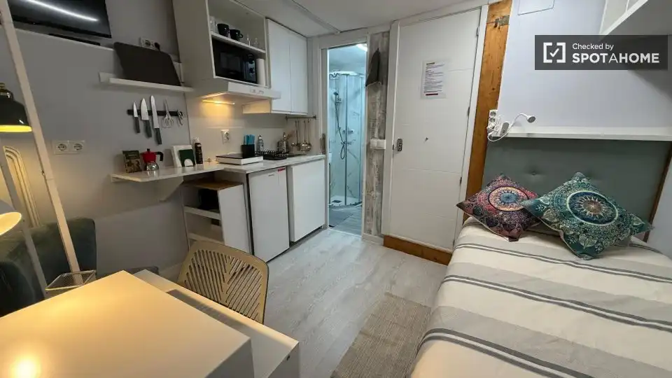 Cuina de Pis de lloguer en Madrid amb Aire condicionat, Calefacció i Moblat