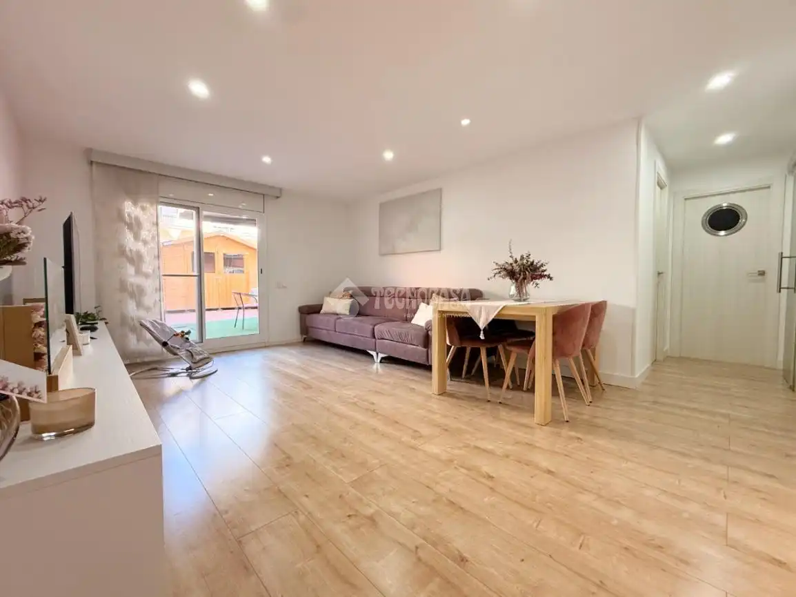 Sala de estar de Piso en venta en Sant Boi de Llobregat con Aire acondicionado, Terraza y Trastero