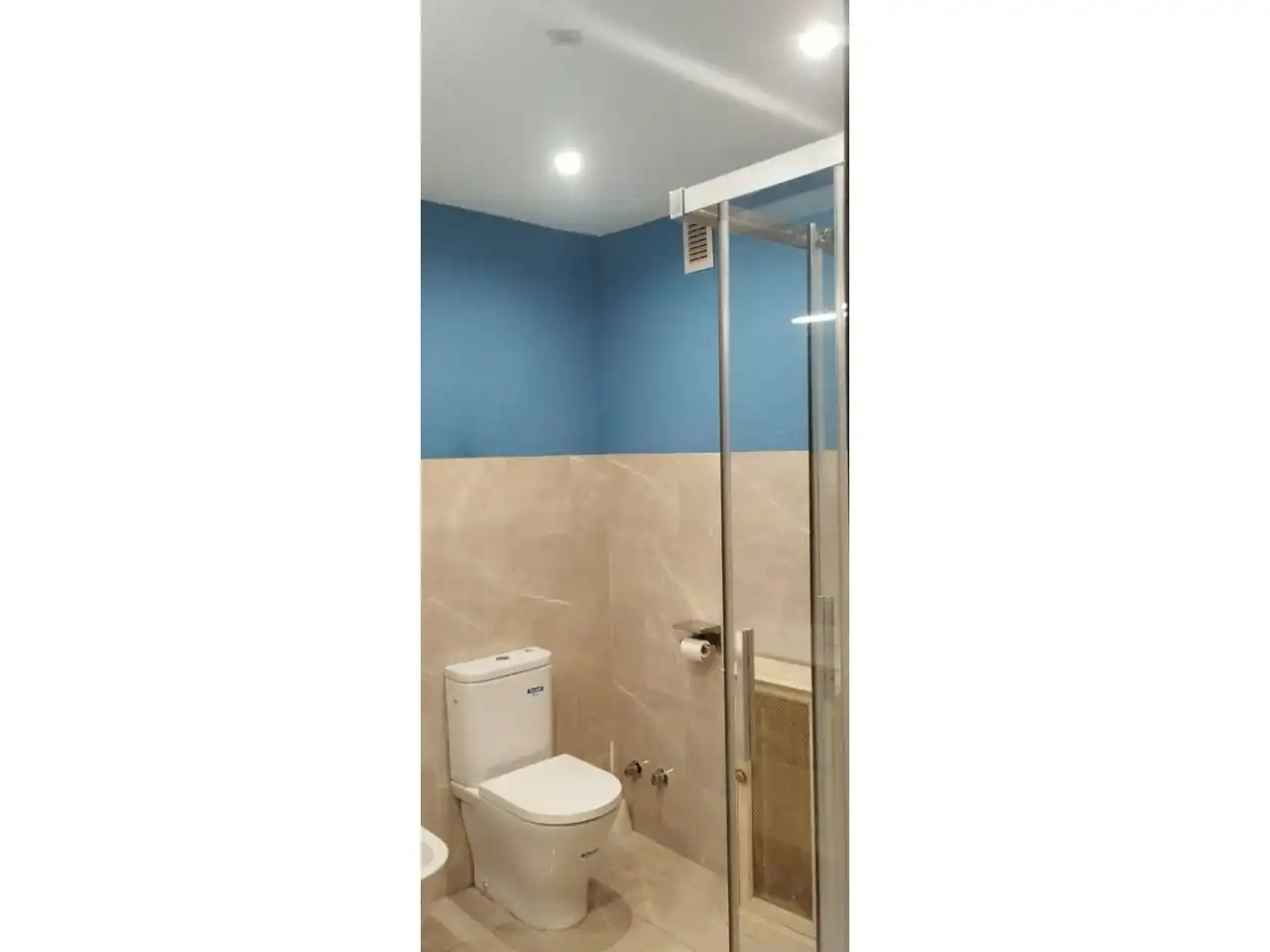 Bathroom of Flat for sale in Sevilla  with Air Conditioner, Heating and Balcony