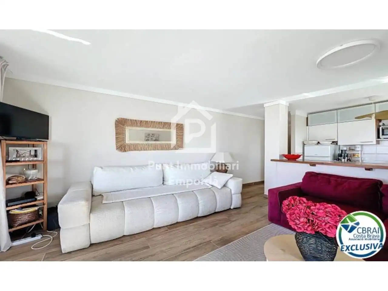 Sala d'estar de Apartament en venda en Roses amb Parquet, Terrassa i Moblat